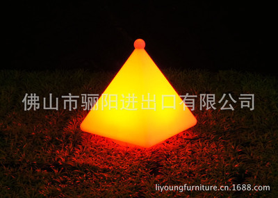 现代简约定制LED草坪灯 点亮室内外空间的多样色彩